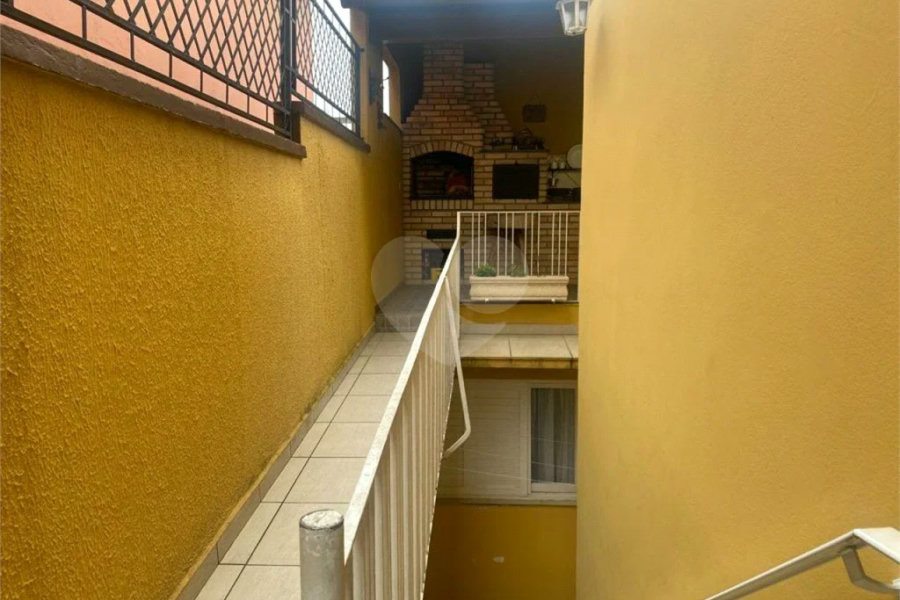 Sobrado à venda com 150 metros de área util e possui 3 dormitórios, sendo 1 suíte.