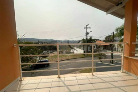 Casa à venda com 3 quartos, sendo 1 suíte, no condomínio Residencial Delle Stelle, Louveira - SP