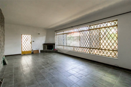 Casa à venda em Moema de 280m² com 4 dormitórios, sendo 1 suíte e 2 vagas de garagem.