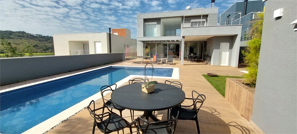 Casa à venda ou para alugar com 4 suítes no condomínio Figueira Garden, Atibaia - SP
