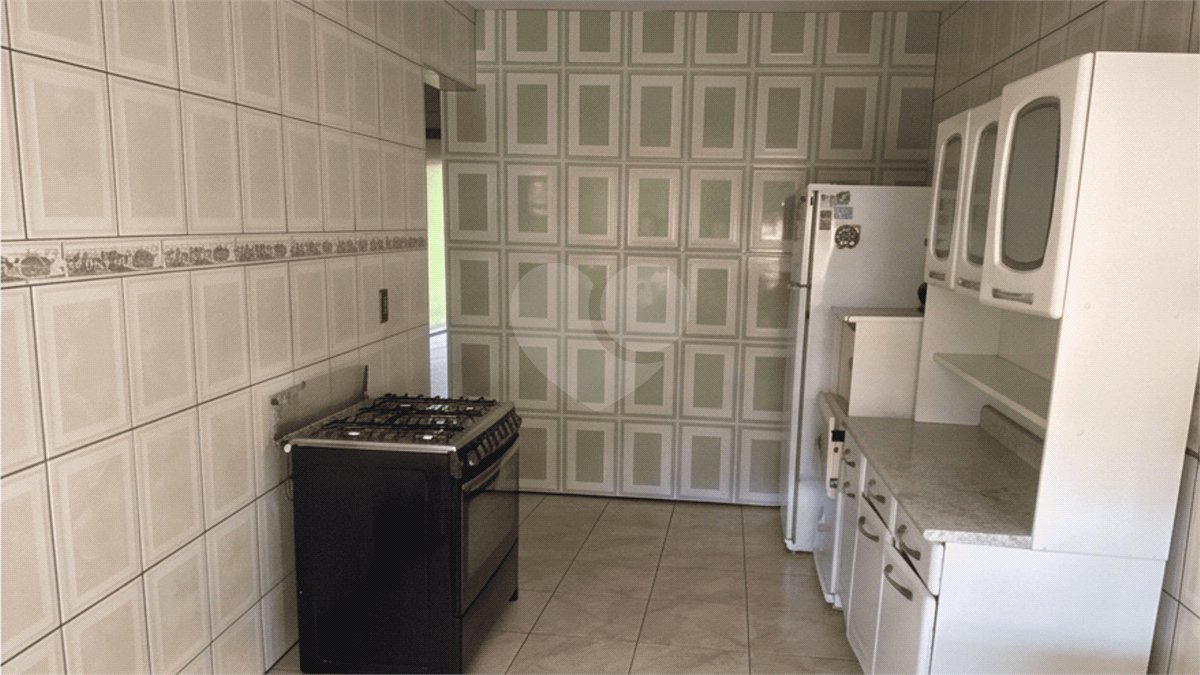 Sobrado à venda com 4 quartos, sendo 1 suíte, em Conjunto Habitacional Itapetininga F3, Itapetininga, SP
