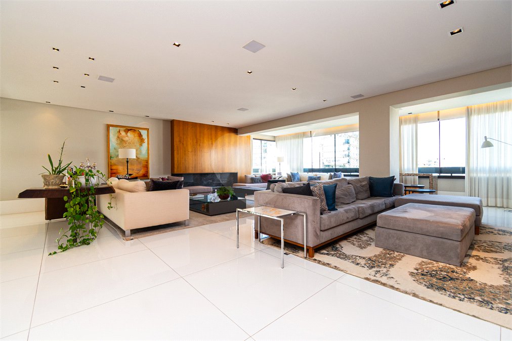 Apartamento à venda com 3 suítes em Vila Nova Conceição, São Paulo, SP