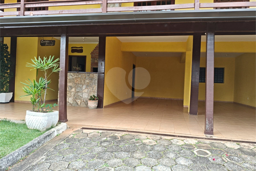 Casa à venda com 4 quartos, sendo 2 suítes,  em Country Residencial Felix, Bom Jesus dos Perdões, SP