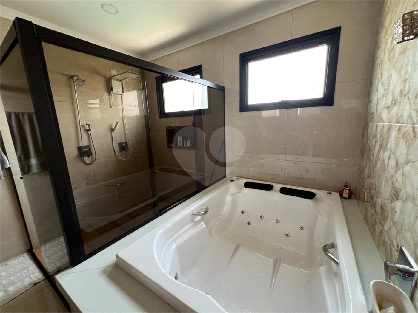 Casa à venda com 5 quartos, sendo 4 suítes, no condomínio Terras de Mont Serrat, Salto - SP
