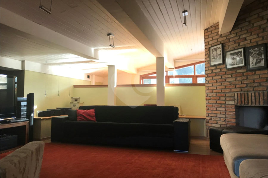 Casa à venda com 4 quartos, sendo 3 suítes, no condomínio Alpes da Cantareira, Mairiporã - SP