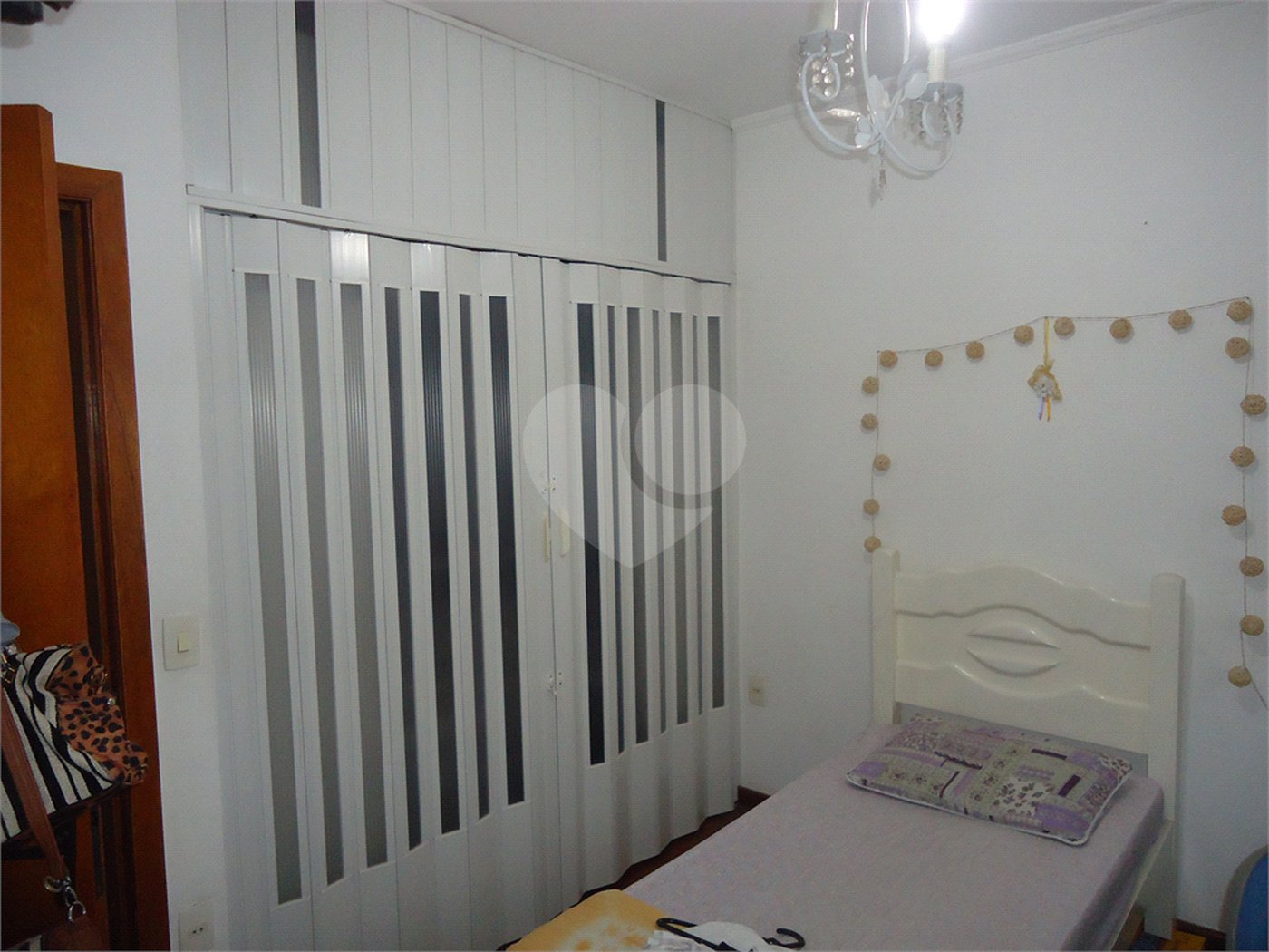 Sobrado com 4 quartos sendo 2 suítes.