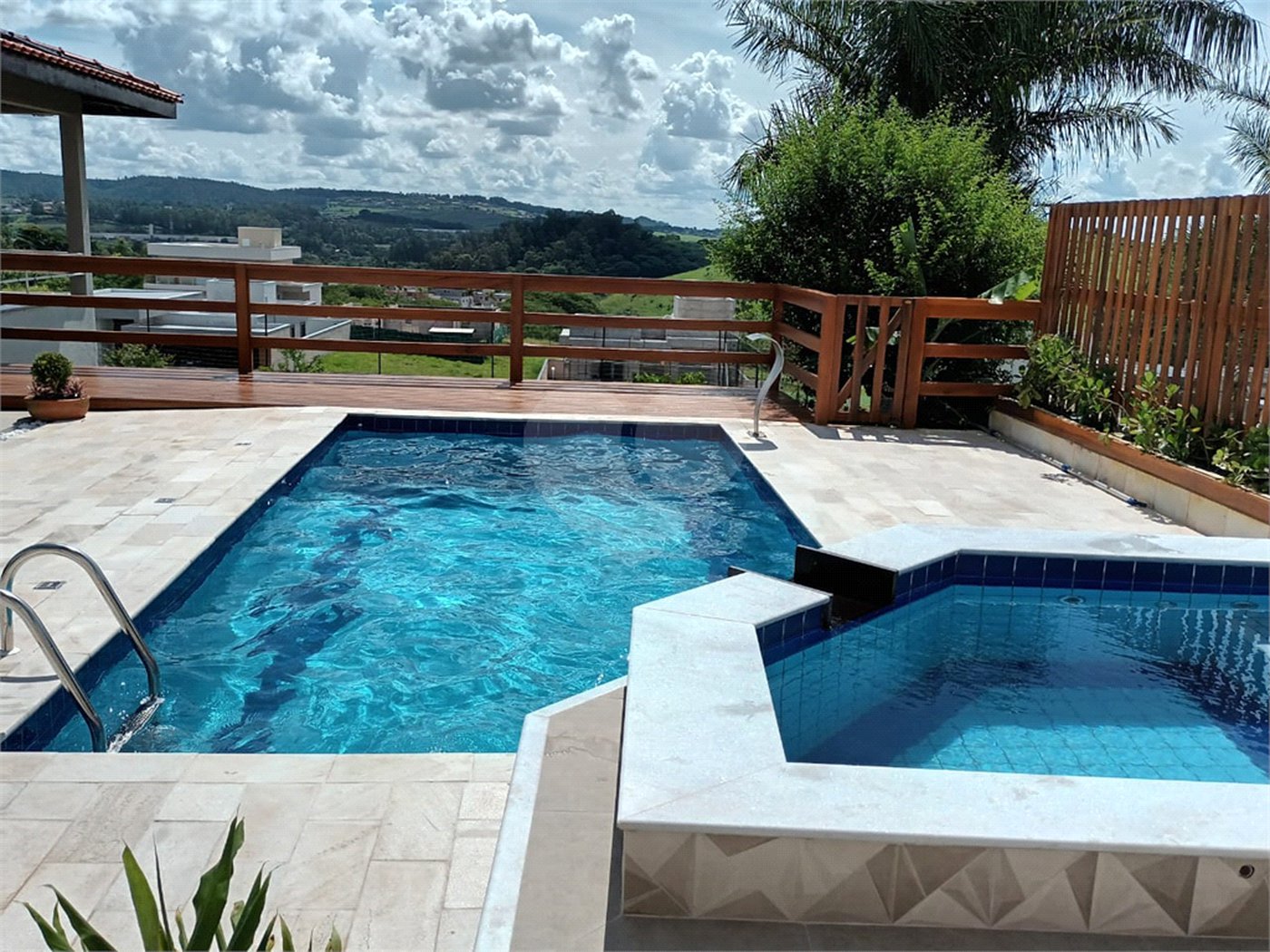 Casa à venda com 3 quartos, sendo 2 suítes,  no condomínio Vila Hípica I, Vinhedo - SP