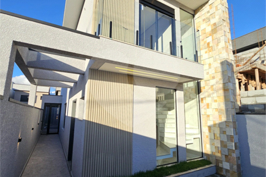 Casa à venda com 3 quartos, sendo 1 suíte,  no condomínio Villas do Jaguari, Santana de Parnaíba - SP