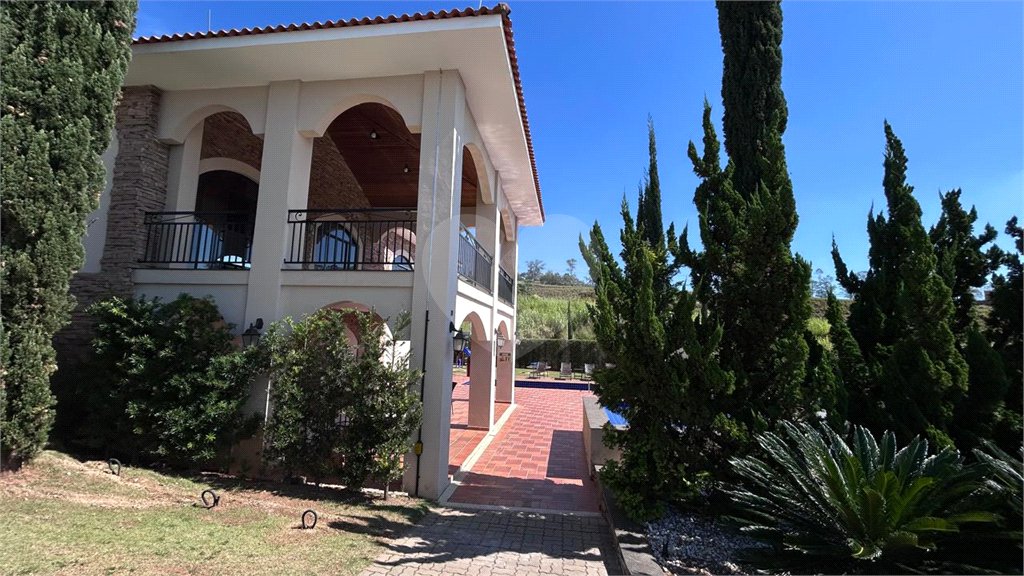 Casa à venda com 4 quartos, sendo 3 suítes, no condomínio Residencial Mont'alcino, Valinhos - SP