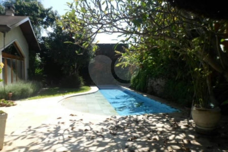 Casa à venda com 4 suítes no condomínio Jardim das Azaléias, São Paulo - SP