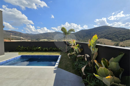 Maravilhosa Casa térrea em condomínio fechado no Portal Lamis, com 3 suítes, piscina privativa e persianas elétricas em excelente condomínio com salão de festas, piscina, quadras de tênis, beach tênis e campo de futebol. Vista cinematográfica da Pedra Grande.