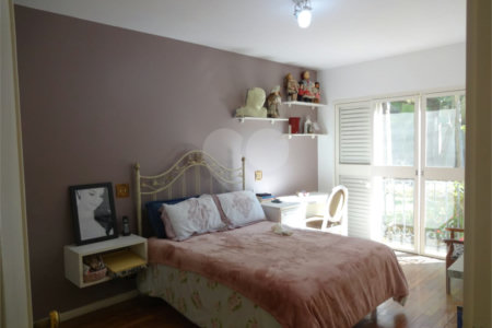 Casa à venda com 5 quartos, sendo 2 suítes,  em Vila Oliveira, Mogi das Cruzes, SP