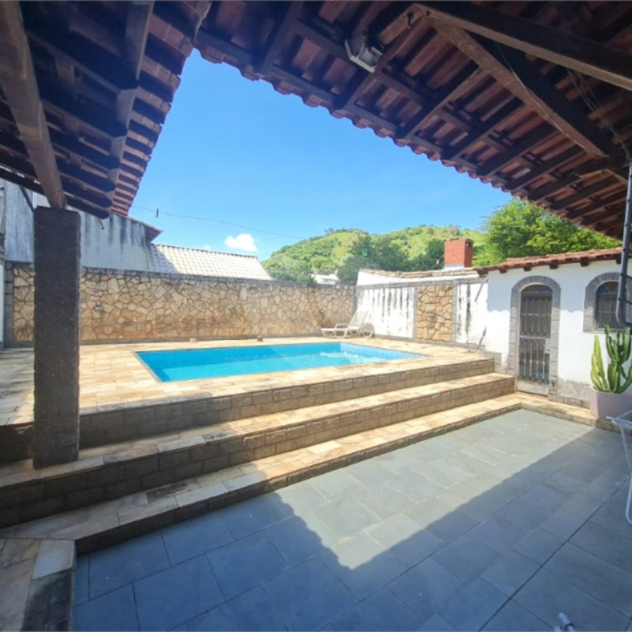 Casa de Alto Padrão na Cachamorra com três suites, piscina, churrasqueira, quintal.!!