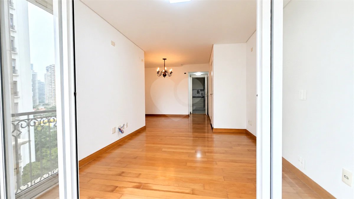 Apartamento à venda com 3 quartos, sendo 1 suíte, em Jardim das Acácias, São Paulo, SP
