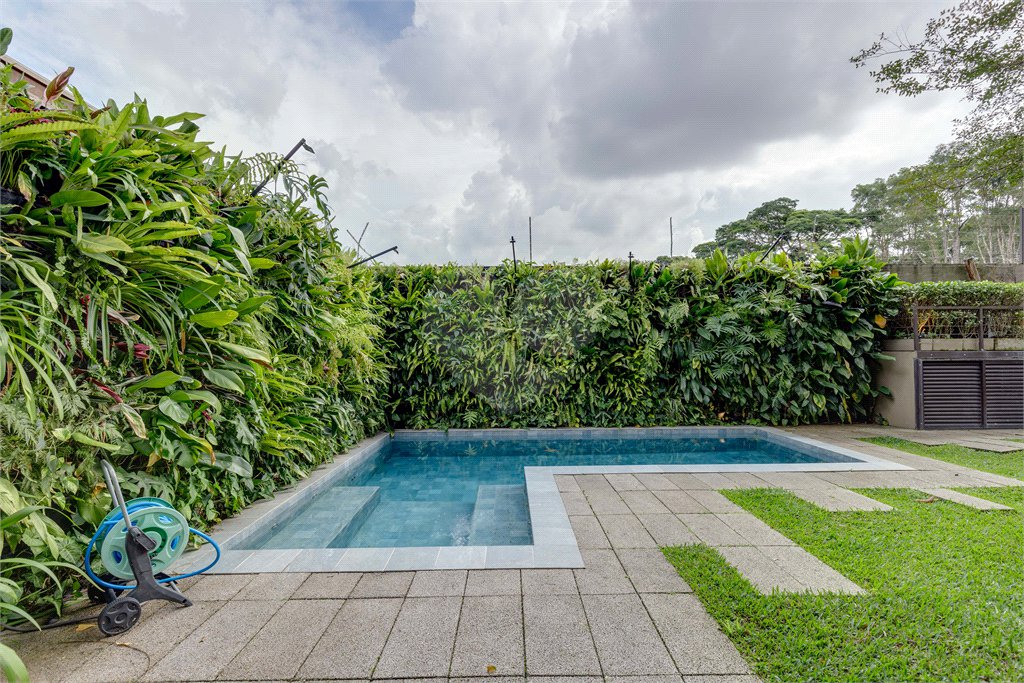 Casa à venda com 4 suítes no condomínio Vila Flora, São Paulo - SP