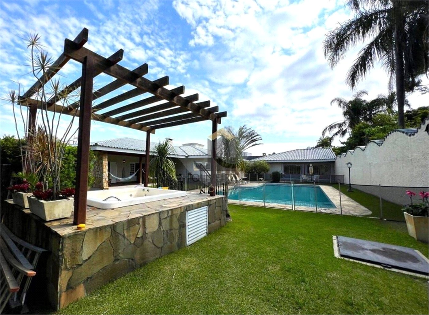 Casa à venda com 7 quartos, sendo 1 suíte, em Condomínio Flamboyant-b, Atibaia, SP