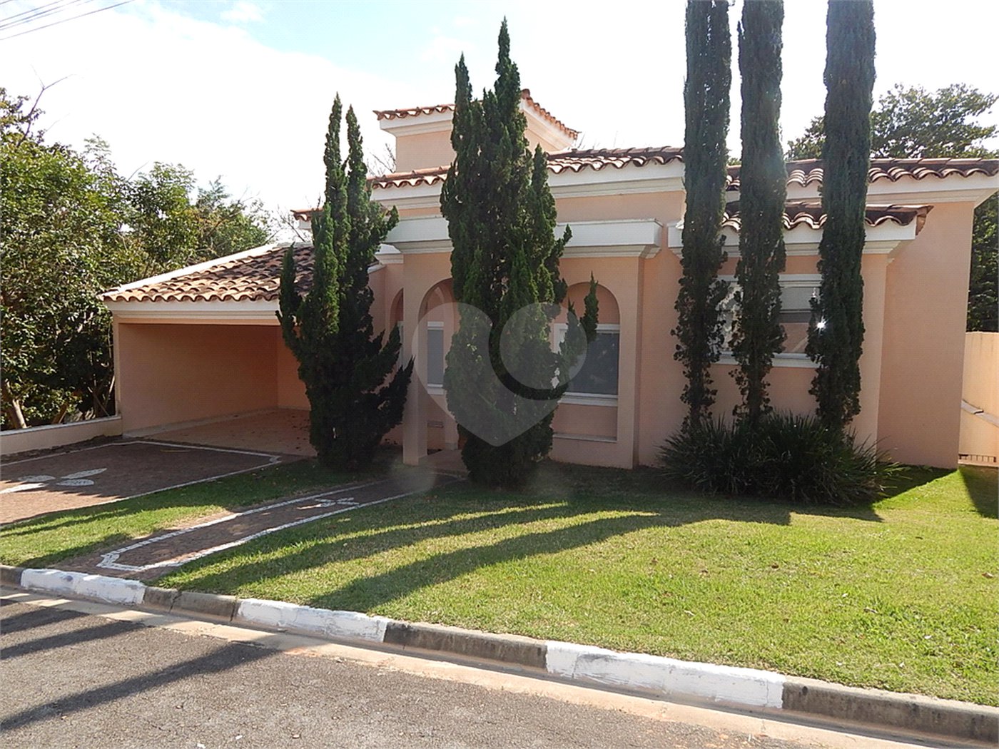 Casa à venda com 3 suítes no condomínio Recanto dos Paturis, Vinhedo - SP