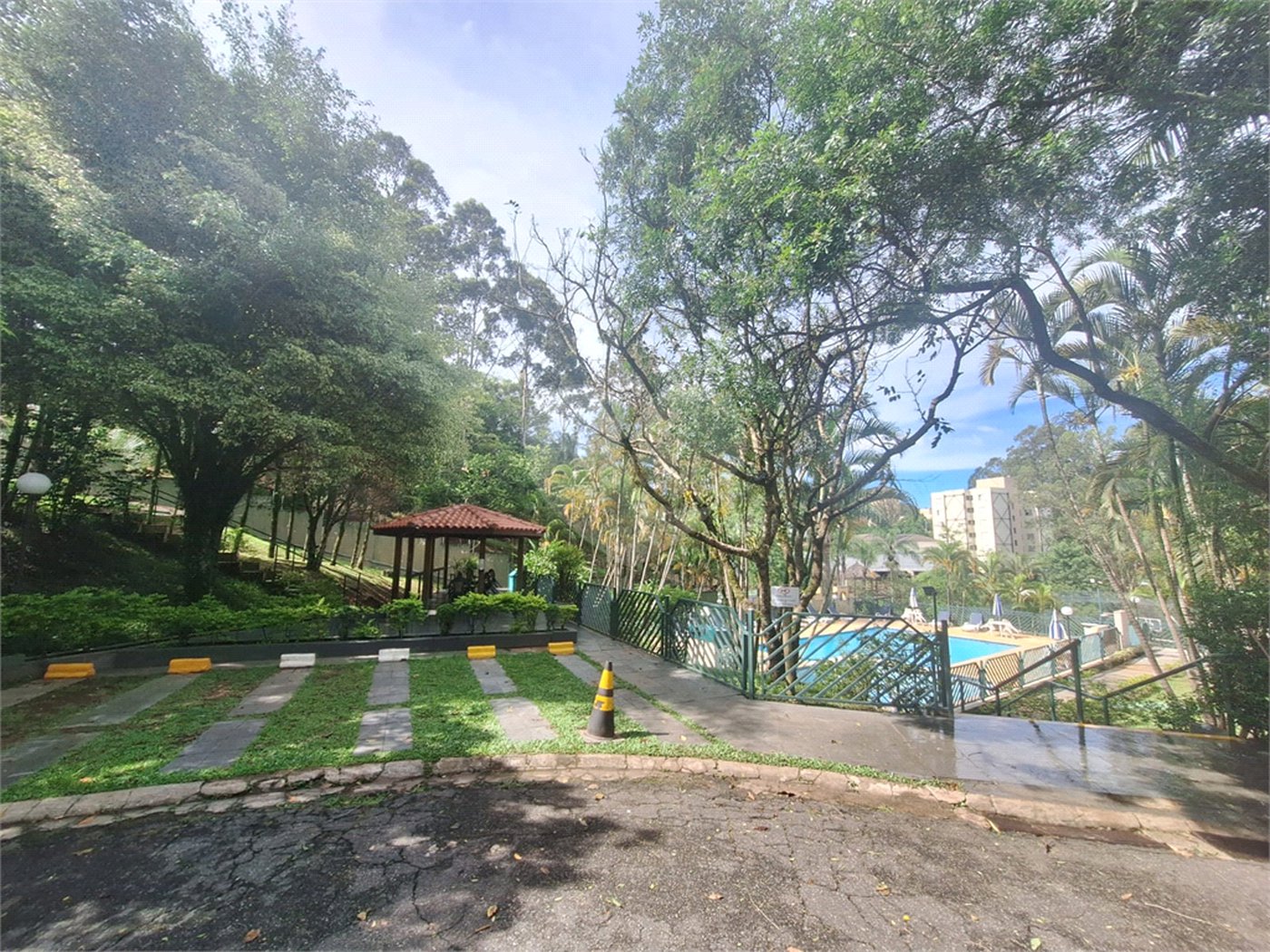 Casa à venda com 5 quartos, sendo 3 suítes,  no condomínio Vila Panamericana, São Paulo - SP