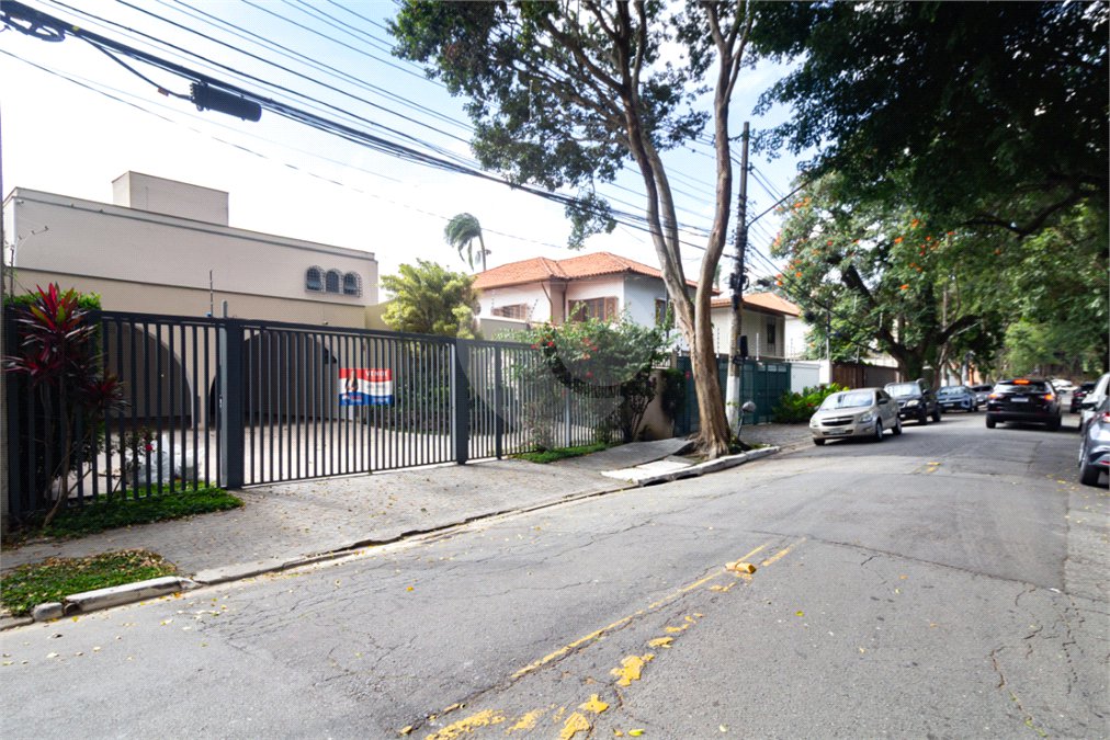 Sobrado à venda com 4 quartos, sendo 2 suítes, em Alto de Pinheiros, São Paulo, SP