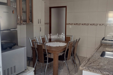 Casa à venda com 5 quartos no Centro de Atibaia/SP | Duas casas no mesmo terreno