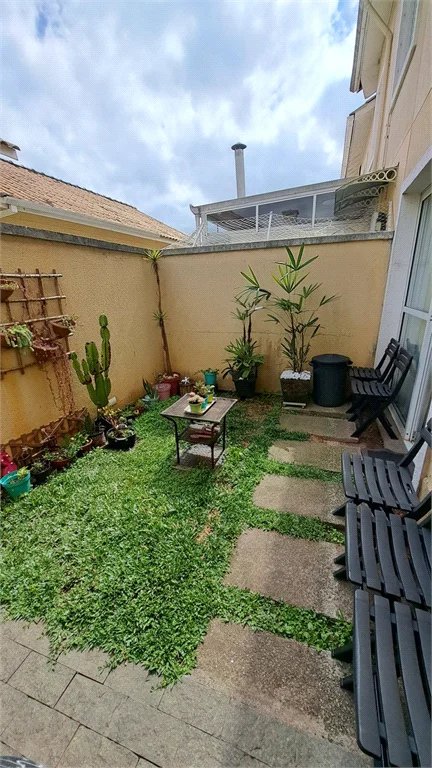 Casa à venda com 3 quartos, sendo 1 suíte, no condomínio Moradas do Horto, São Paulo - SP