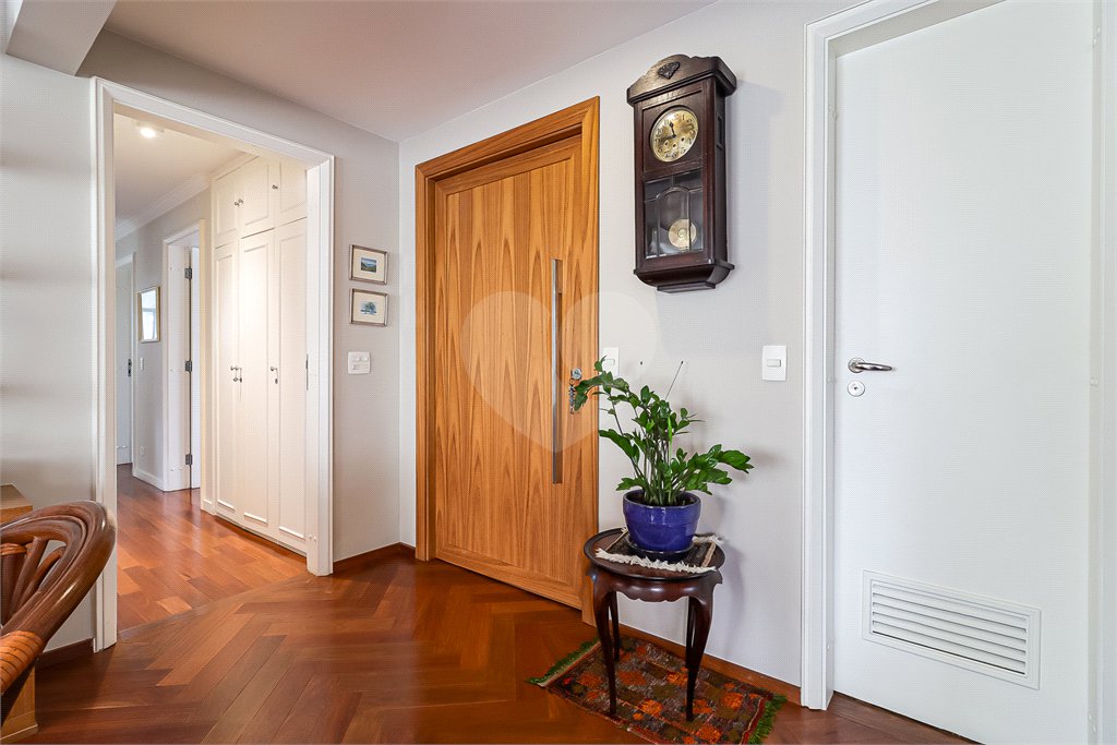 Apartamento à venda com 4 quartos, sendo 2 suítes, em Moema, São Paulo, SP