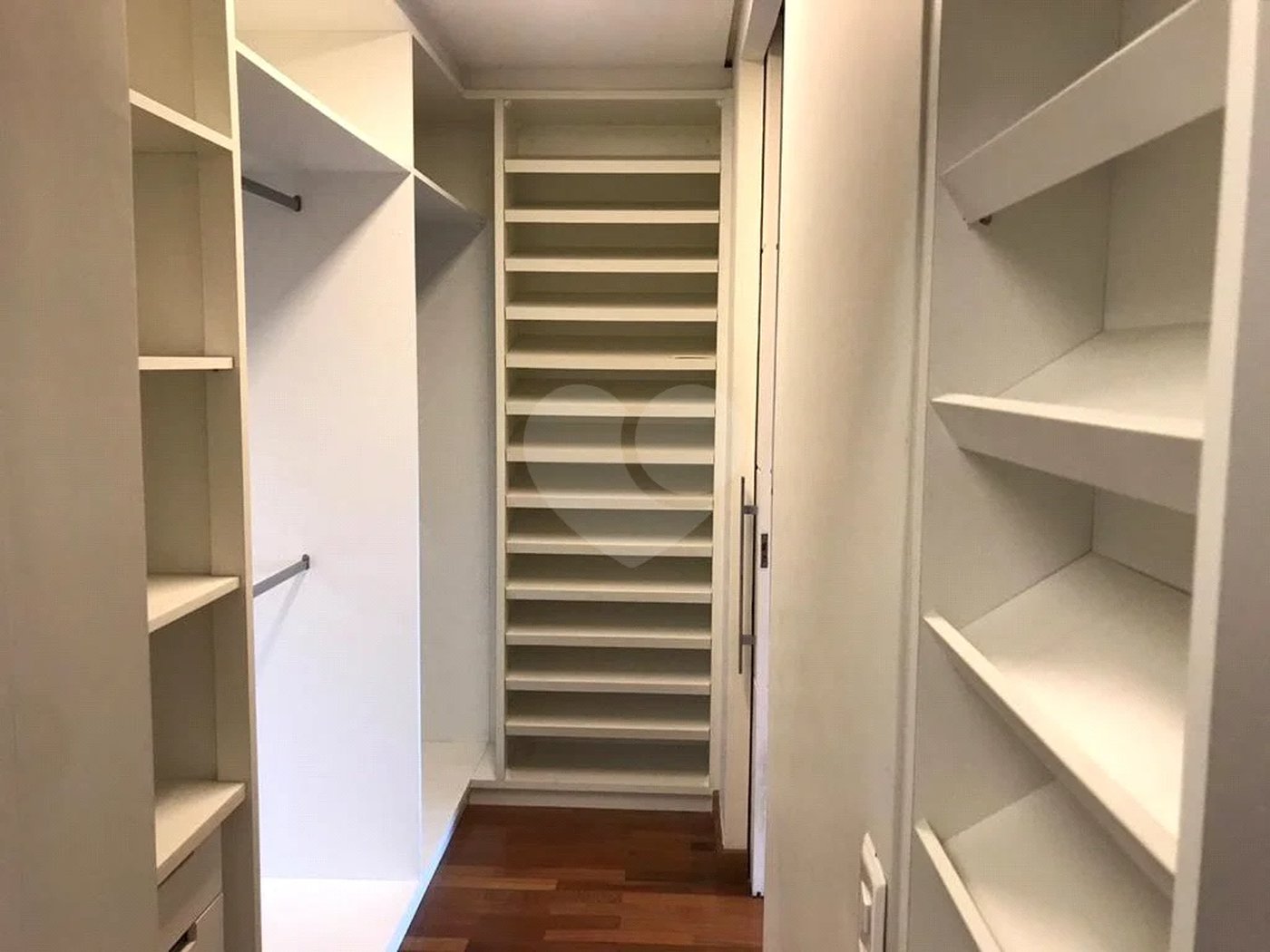 Apto 220 metros no Campo Belo. varanda, 5 vagas, 3 suítes. Visite