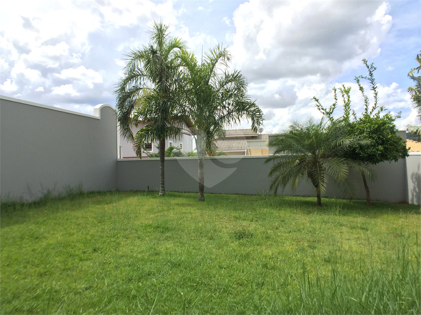Casa à venda ou para alugar com 3 suítes no condomínio Recanto dos Paturis, Vinhedo - SP