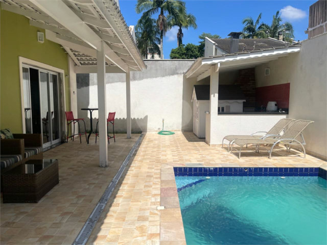 Casa à venda com 4 quartos, sendo 2 suítes,  no condomínio Village Place, São Paulo - SP