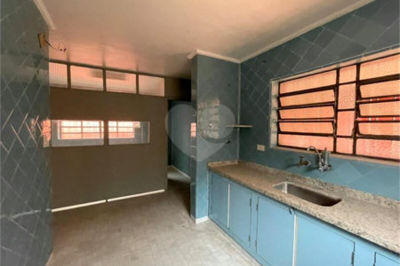 Sobrado à venda com 4 quartos, sendo 1 suíte, em Vila Congonhas, São Paulo, SP