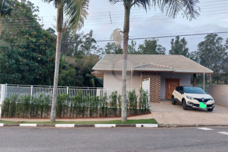 Casa à venda com 4 suítes no condomínio Shambala I, Atibaia - SP
