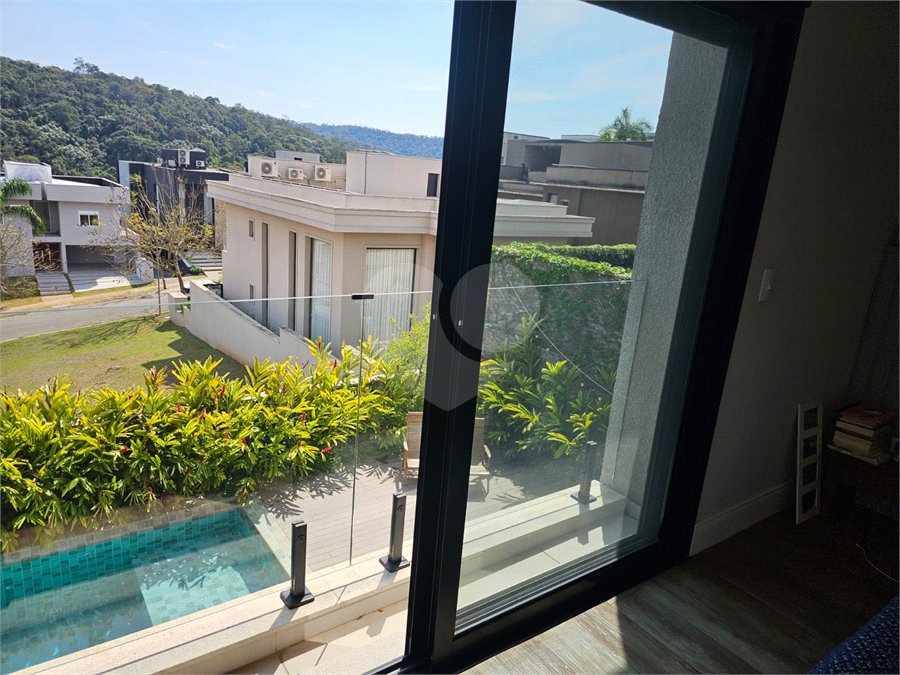 Casa à venda com 4 suítes no condomínio Residencial Itahyê, Santana de Parnaíba - SP