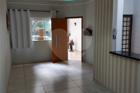 Casa Térrea com 2 dormitórios, sendo 1 suíte.