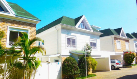 Casa à venda com 4 quartos, sendo 2 suítes, no condomínio Bristol Village, São Paulo - SP