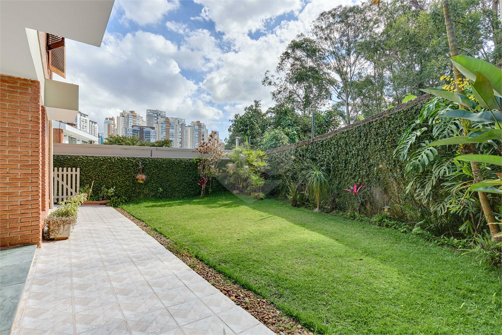 Casa à venda com 3 quartos, sendo 2 suítes, no condomínio Granja do Morumbi, São Paulo - SP