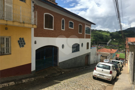 Casa à venda com 4 quartos, sendo 1 suíte, no Centro, Piracaia, SP