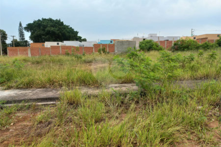 Terreno plano contendo 150,00 m² de área total.