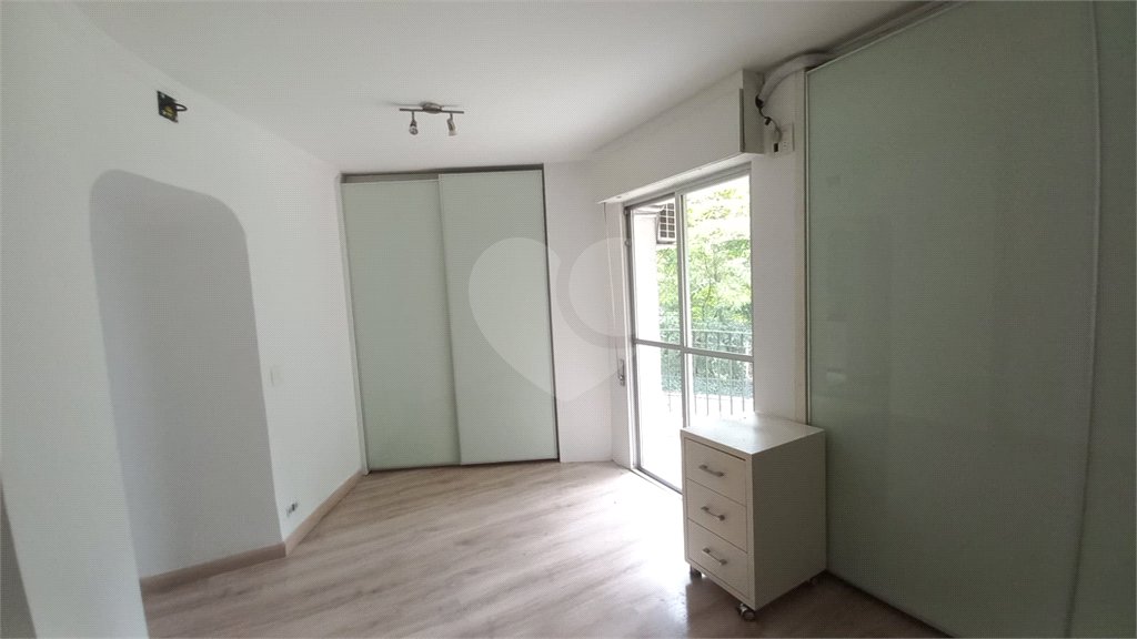 Apartamento à venda com 3 quartos, sendo 1 suíte,  em Vila Andrade, São Paulo, SP