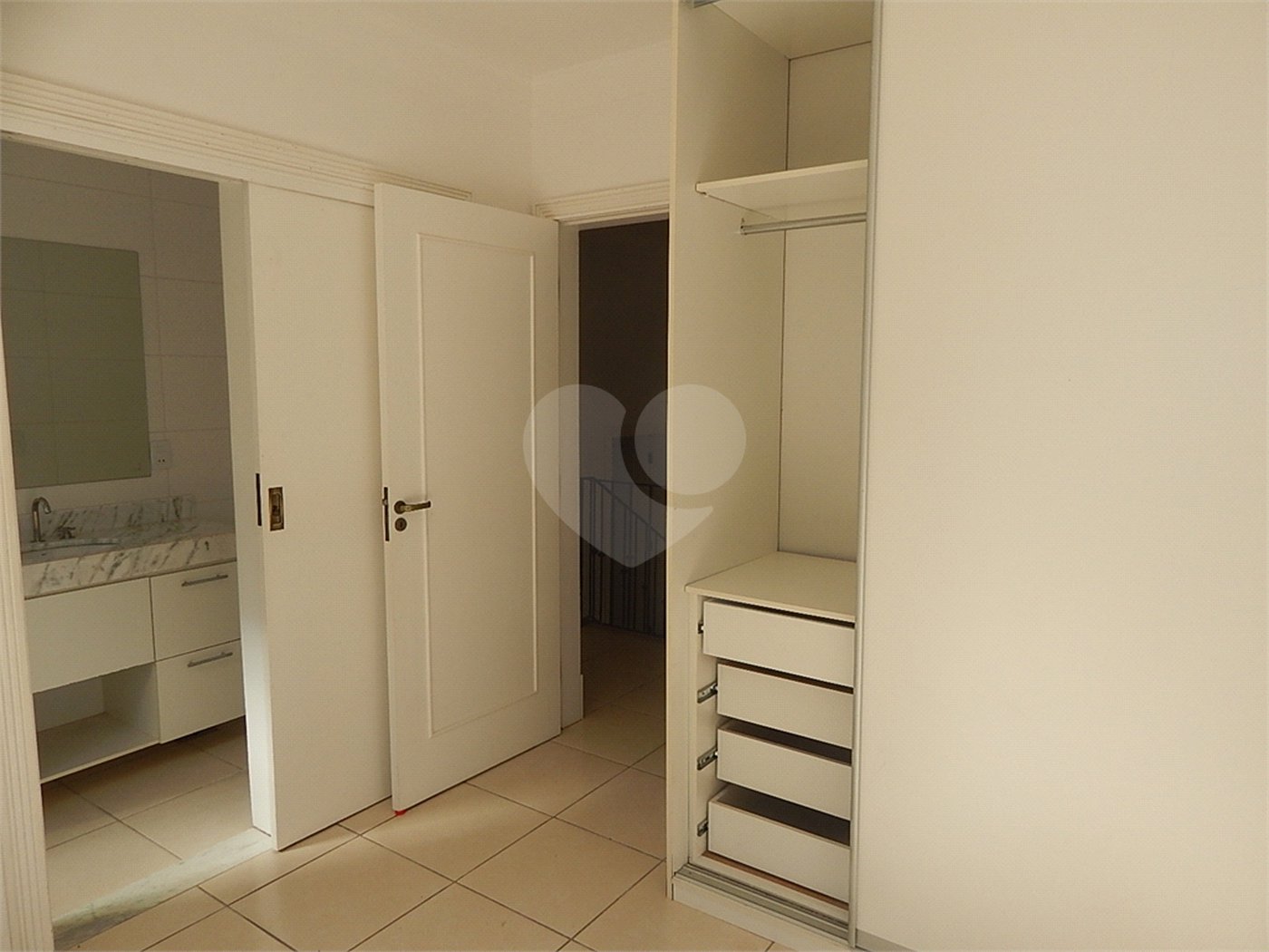 Casa à venda com 3 suítes no condomínio Recanto dos Paturis, Vinhedo - SP