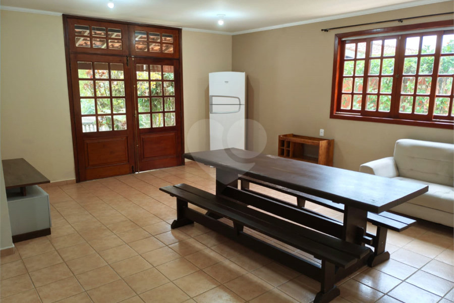 Casa à venda com 4 quartos, sendo 2 suítes,  em Country Residencial Felix, Bom Jesus dos Perdões, SP