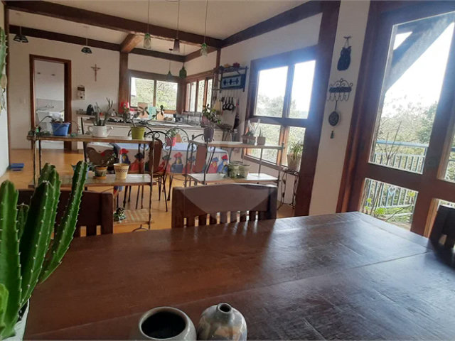 Casa à venda com 5 quartos, sendo 4 suítes,  no condomínio Alpes da Cantareira, Mairiporã - SP