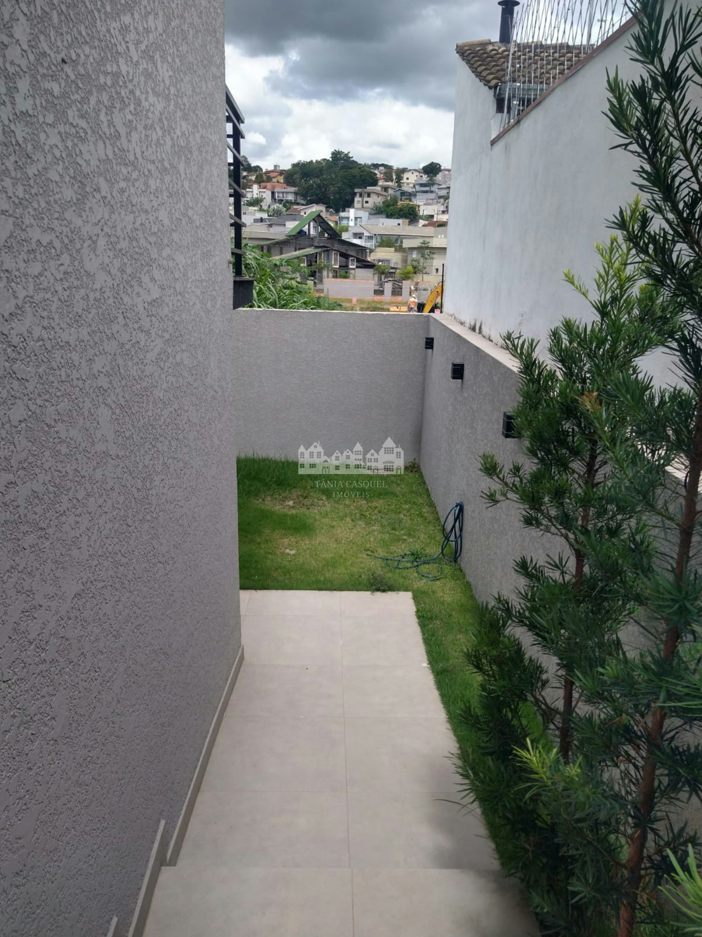 Sobrado à venda ou para alugar com 3 suítes em Jardim do Lago, Atibaia, SP