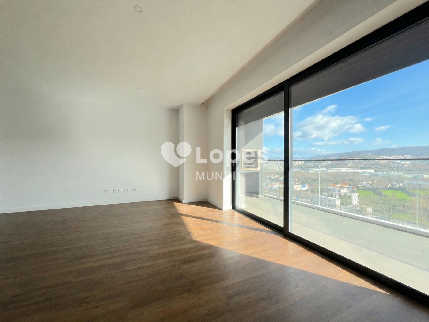 Apartamento T3 à venda em Águas Santas, Maia, Portugal – Varanda e garagem