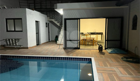 Casa à venda com 4 quartos, sendo 2 suítes,  no Centro, Serra Negra, SP