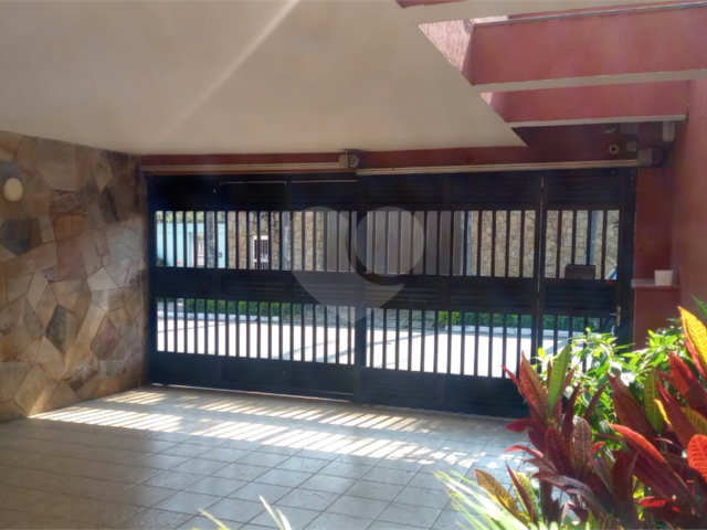 Sobrado à venda com 4 quartos, sendo 1 suíte,  em Interlagos, São Paulo, SP