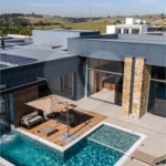 Indaiatuba - Quintas da Terracota - 1252 m² de terreno - casa térrea com 514 m² de área construída -3 vagas de garagem cobertas e 3 descobertas Lavabo - Sala de estar e jantar amplas e integradas - Escritório privativo - Cozinha toda equipada com geladeira, forno, micro-ondas, lava-louças,