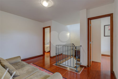 Casa à venda com 4 quartos, sendo 2 suítes, no condomínio Vila Antonieta, São Paulo - SP