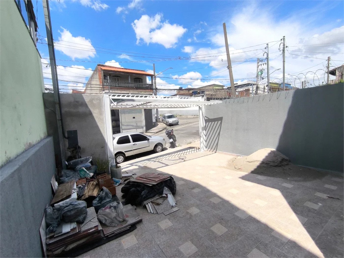 Sobrado Novíssimo à Venda – 3 Dormitórios, Suíte, Quintal e 6 Vagas – 132m² de Terreno