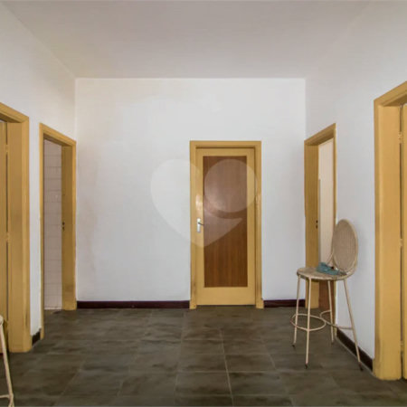 Casa à venda em Moema de 280m² com 4 dormitórios, sendo 1 suíte e 2 vagas de garagem.