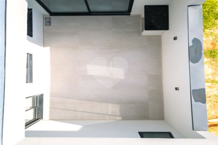 Indaiatuba- Jardim Bom Sucesso - Venda: R$ 765.000,00 - Área total: 150m² Área construída: 115m² - 3 dormitórios sendo 1 suíte com armário planejado; Cozinha integrada; Sala para dois ambientes; Banheiros com box gabinetes e espelhos; Área gourmet com churrasqueira a carvão e móveis planejados;